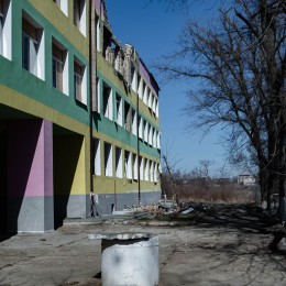 Поврежденное обстрелами и взрывной волной здание школы, фото: Сергей Овчаришин, «НикВести»