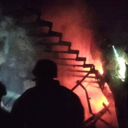 В Херсоне из-за обстрела возник пожар. Фото: ГСЧС в Николаевской области