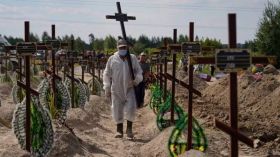 Одно из кладбищ с жертвами российской оккупации в Украине. Фото: BBC