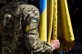 Військовий з прапором України, фото з відкритих джерел