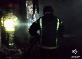 У Херсоні через обстріл виникла пожежа. Фото: ДСНС у Миколаївській області