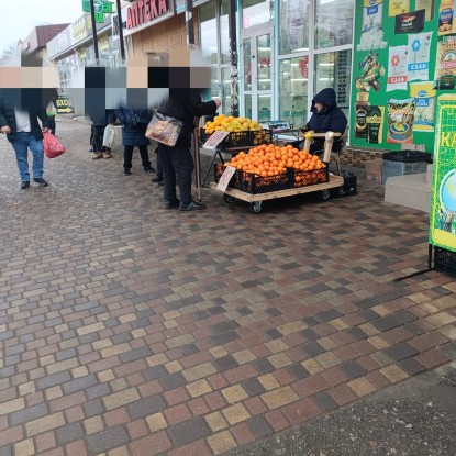 У Миколаєві та трамвайній зупинці продають фрукти, фото з контакт-центру Миколаївської міськради