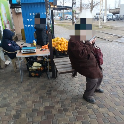 У Миколаєві та трамвайній зупинці продають фрукти, фото з контакт-центру Миколаївської міськради
