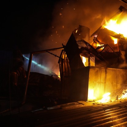 В Николаеве в результате удара 8 февраля возникли пожары. Фото: ГСЧС