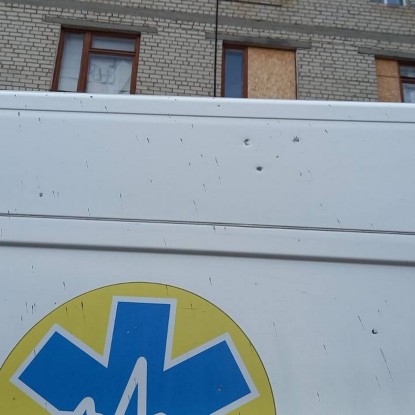 «Швидка» потрапила під обстріл на Миколаївщині. Фото надано «НикВести»