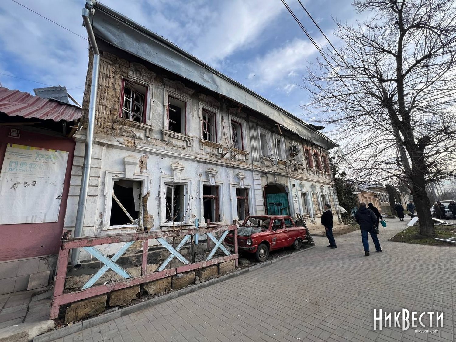 Пошкоджений фасад будинку, фото: Аліса Мелік-Адамян, «НикВести»