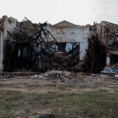 Зруйнована частина будівлі, де знаходилась актова зала, фото: Сергій Овчаришин, «НикВести»