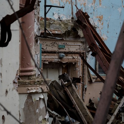 Зруйнована частина будівлі, де знаходилась актова зала, фото: Сергій Овчаришин, «НикВести»