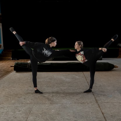 Танцівниці Анастасія та Владислава тренуються на малій сцені палацу, фото: Сергій Овчаришин, «НикВести»
