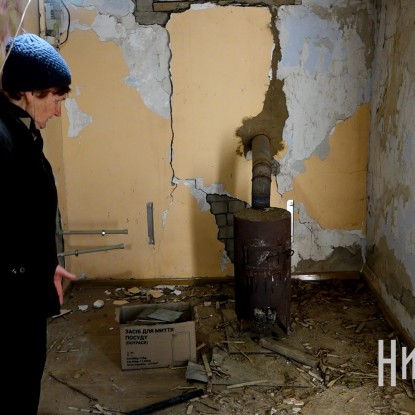 Жителька Партизанського Галина Порчак показує свій зруйнований будинок. Скриншот з репортажу