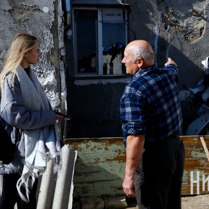 Володимир Шульгін з дружиною Марією показують місця влучання у будинок. Скриншот з репортажу