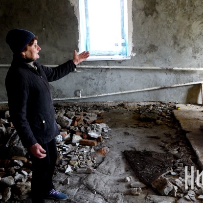 Жительница Партизанского Галина Порчак показывает свое разрушенное здание. Скриншот по репортажу