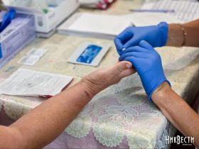 Taking blood from a patient, archival photo of «Nikvesti"