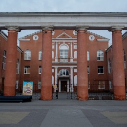 Центральний вхід до палацу культури «Корабельний», фото: Сергій Овчаришин, «НикВести»