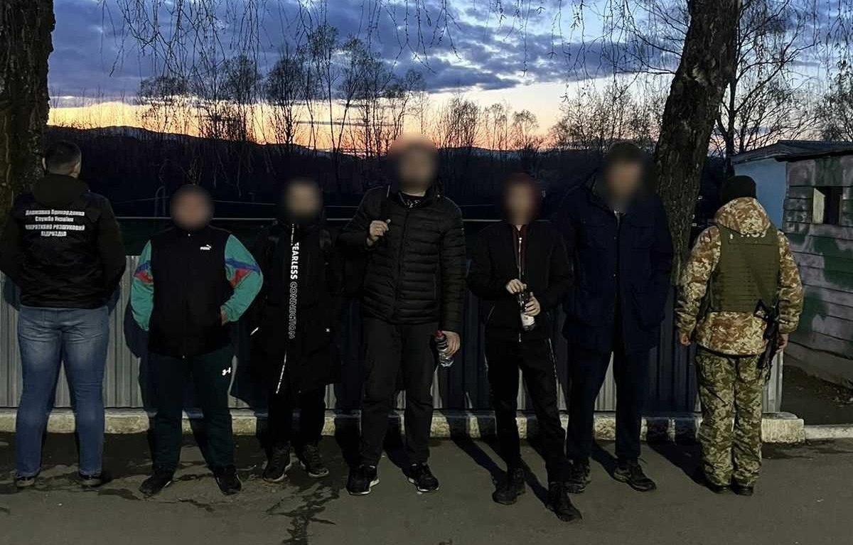 Polițiștii de frontieră au arestat două grupuri de evazivi în Transcarpatia / Foto: DPSU