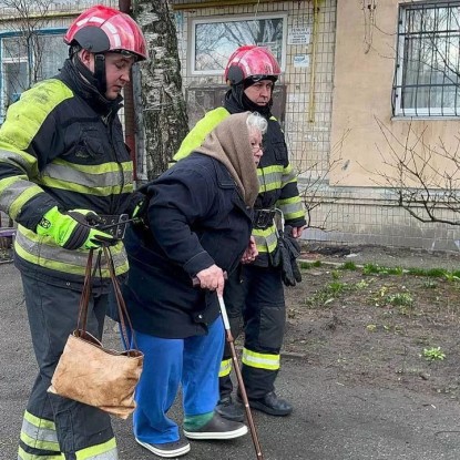 Евакуація мешканців будинку.