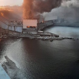 РФ вдарила по ДніпроГЕС у Запоріжжі, триває пожежа