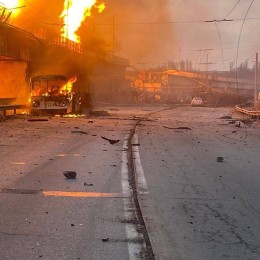 РФ вдарила по ДніпроГЕС у Запоріжжі, триває пожежа