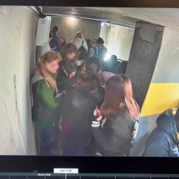 Миколаївці ховаються в укритті на зупинці під час балістичного обстрілу 21 березня 2024 року, фото: мер Олександр Сєнкевич