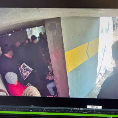 Николаевцы прячутся в укрытии на остановке во время баллистического обстрела 21 марта 2024 года, фото: мэр Александр Сенкевич
