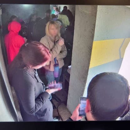 Миколаївці ховаються в укритті на зупинці під час балістичного обстрілу 21 березня 2024 року, фото: мер Олександр Сєнкевич