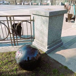 Неизвестные повредили «Сердце города», фото: КП «Николаевские парки»