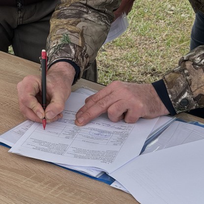 Староста Василівського старостинського округу підписав документи, що дозволяють користуватися очищеними ділянками землі. Фото: «НикВести»