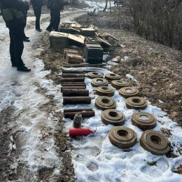 ДБР знайшли схрон російської військової зброї поблизу кордону на Сумщині / Фото: ДБР