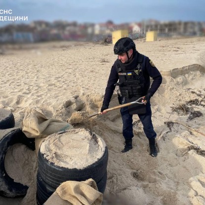 Піротехніки ДСНС знищують міну, яку принесло до берега Одеси. Фото: ДСНС в Одеській області