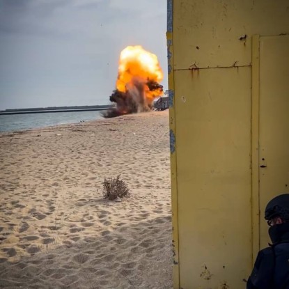 Pyrotechnicians of the State Emergency Service destroy the mine that was brought to the shore of Odessa. Photo: State Emergency Service in Odesa region