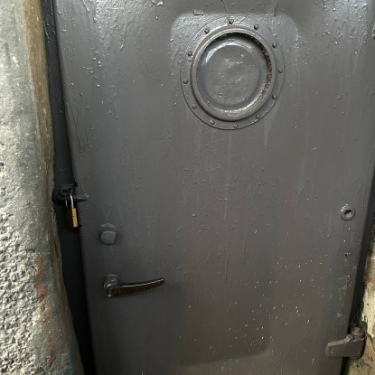 Закрытая дверь укрытия в Николаеве. Фото: НикВести.