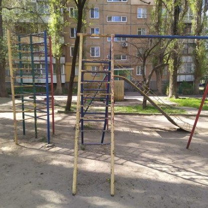 Николаевцы просят отремонтировать детскую площадку в Ингульском районе. Фото: контакт-центр Николаевского горсовета