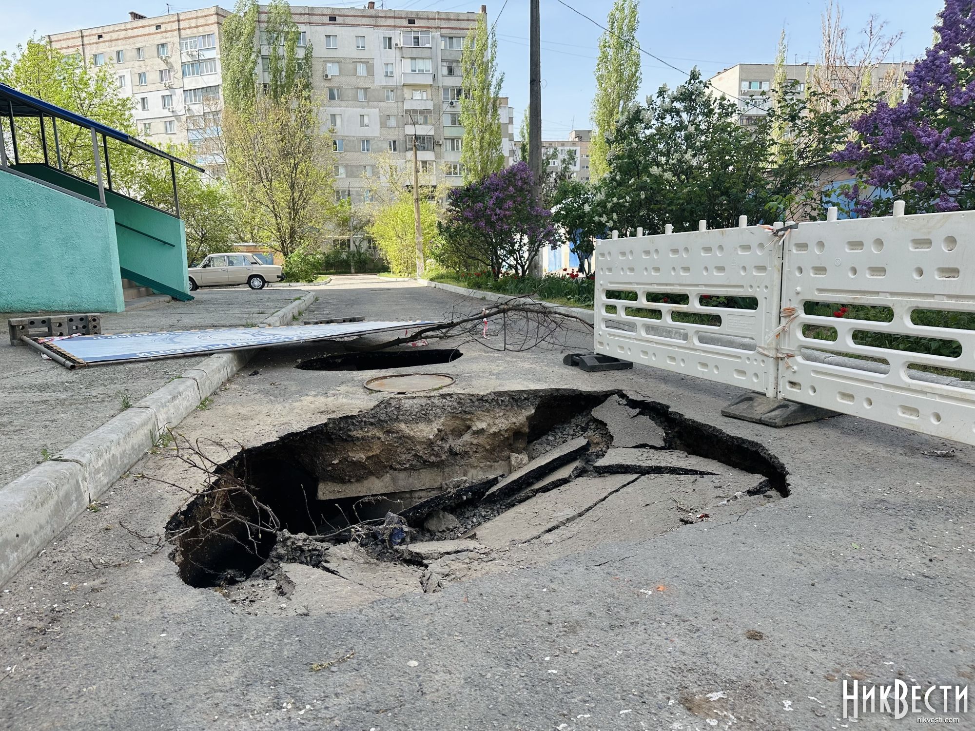 В Николаеве в результате разрушения канализационной трубы возникла воронка  у дома