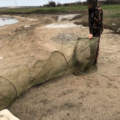 Чоловік незаконно виловлював рибу на Миколаївщині. Фото: Держекоінспекція