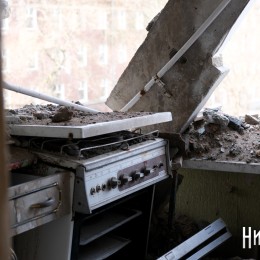 Залишки речей в зруйнованих квартирах на четвертому поверсі дому, фото: Аліса Мелік-Адамян, «НикВести»