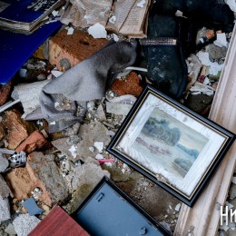Залишки речей в зруйнованих квартирах на четвертому поверсі дому, фото: Аліса Мелік-Адамян, «НикВести»