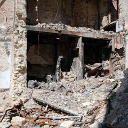 Залишки після удару на місці дому, фото: Аліса Мелік-Адамян, «НикВести»