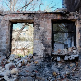 Залишки після удару на місці дому, фото: Аліса Мелік-Адамян, «НикВести»