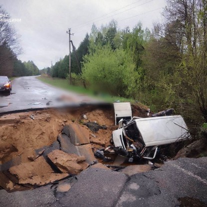 Мікроавтобус на Київщині провалився під землю: є загиблі та тяжко травмовані. Фото: ДСНС