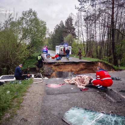 Микроавтобус в Киевской области провалился под землю: есть погибшие и тяжело травмированы. Фото: ГСЧС