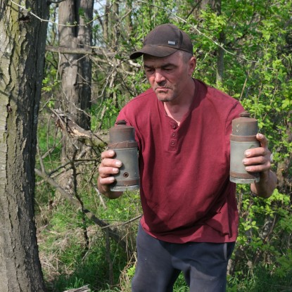 Александр Иващенко показывает боеприпасы, которые собирал в деревне и на поле. Елена Козубовская, «НикВести»