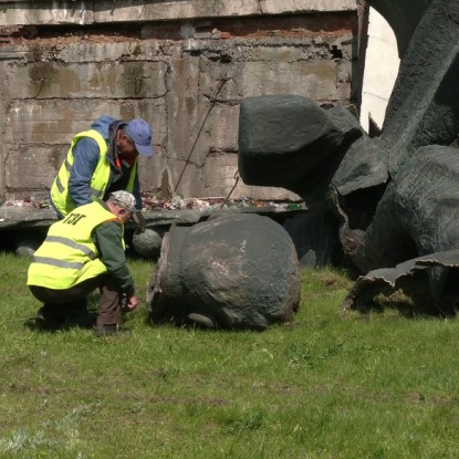 В Ровно демонтировали скульптуры советских солдат на холме Славы / Фото: Общественное Ровно