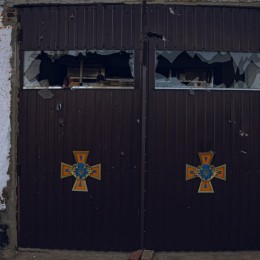 Россияне обстреляли здание ГСЧС в Сумской области. Фото: ГСЧС
