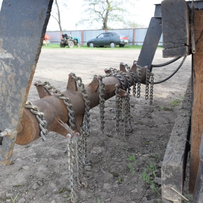 Так смотрятся ударные молотки, установленные на тракторе. Фото: Дарья Рогалевич, «НикВести»