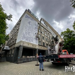 У центрі Миколаєва створюють мурал в памʼять загиблого засновника «Нібулону» Олексія Вадатурського, 14 травня 2024 року, фото «НикВести»