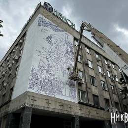 У центрі Миколаєва створюють мурал в памʼять загиблого засновника «Нібулону» Олексія Вадатурського, 14 травня 2024 року, фото «НикВести»