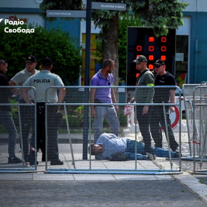 Задержание нападающего. Фото: Reuters/Радио Свобода