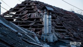 Пошкоджений внаслідок обстрілів будинок на Миколаївщині, архівне фото «НикВести»