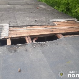 Розібрав дах гаражу та викрав мопед: жителю Миколаївщини оголосили підозру. Фото: поліція