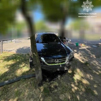 У центрі Миколаєва зіштовхнулися автівки Chevrolet та Honda. Фото: патрульна поліція у Миколаївській області